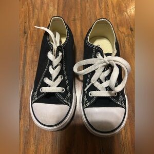 Kid’s Converse Low Tops Black and White Sneakers Size 9
